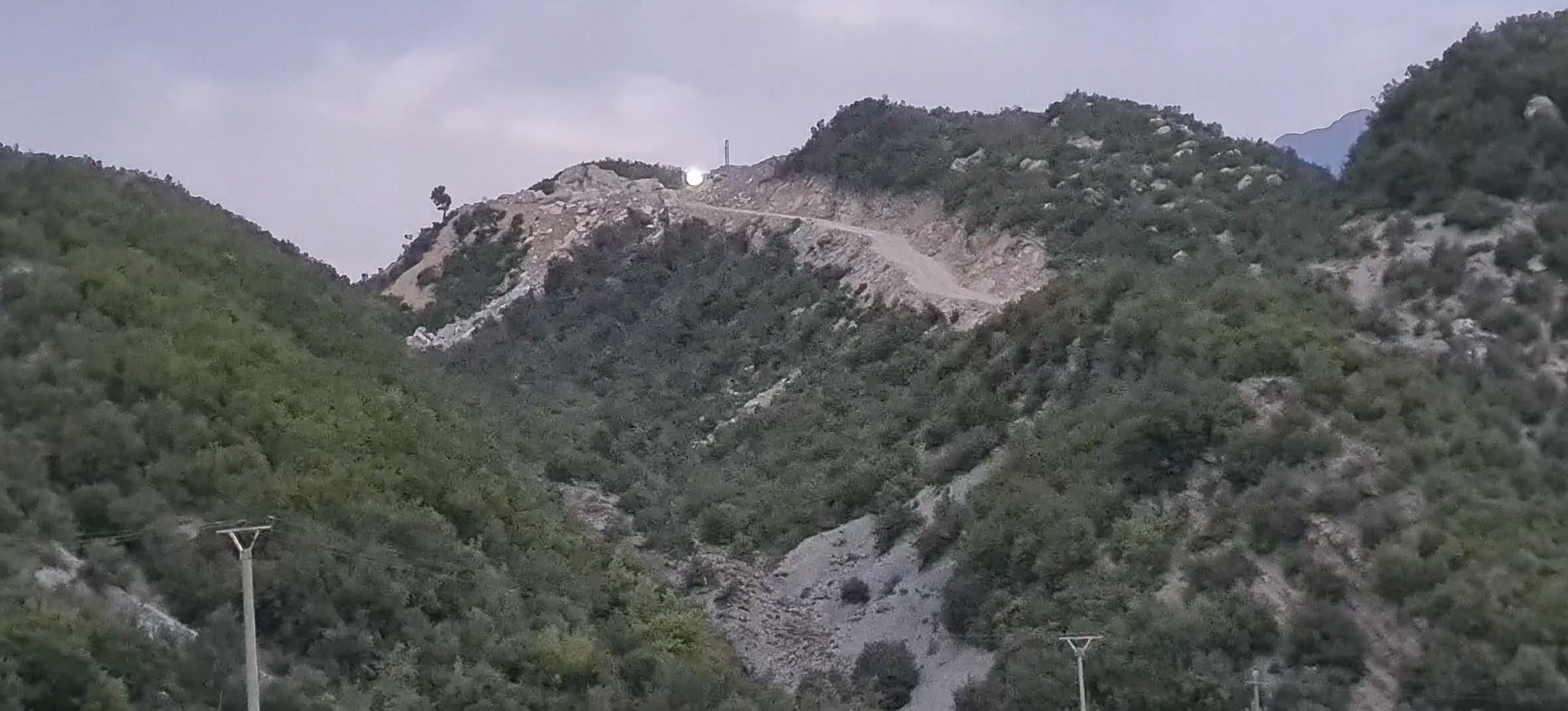 Pamje e një prej guroreve në Lumin e Vlorës, vazhdon puna pa lejen e bashkisë.